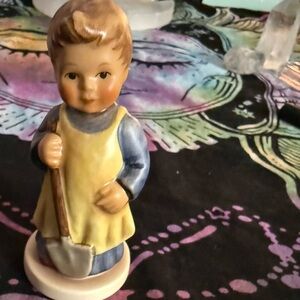 M.I. Hummel Club Goebel #1222 Figurine • 1998